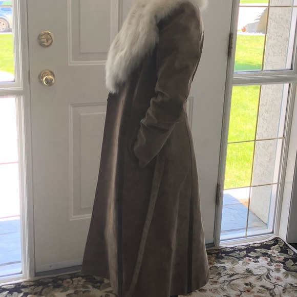 Vintage woman’s leather and fur coat. Size small . Made in Canada. - Picture 3 of 4